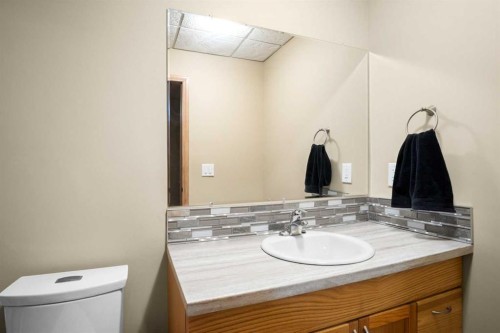 2 Harrison Green, Olds, AB - Indoor Photo Showing Bathroom