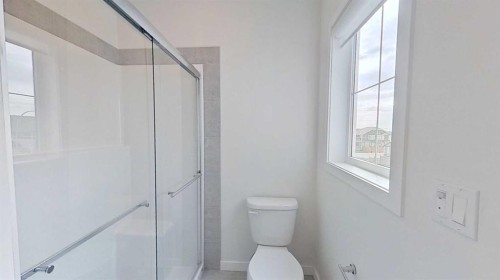 168 Magnolia Manor Se, Calgary, AB - Indoor Photo Showing Bathroom