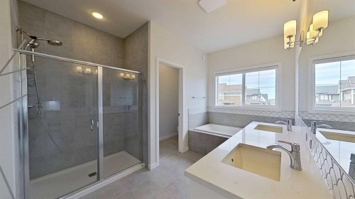 168 Magnolia Manor Se, Calgary, AB - Indoor Photo Showing Bathroom
