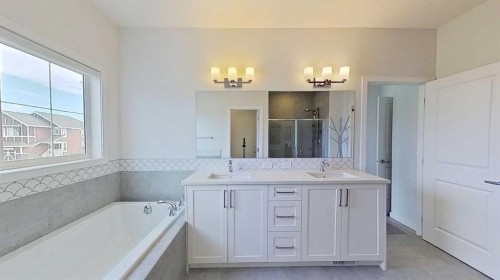 168 Magnolia Manor Se, Calgary, AB - Indoor Photo Showing Bathroom