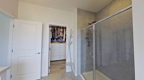 168 Magnolia Manor Se, Calgary, AB - Indoor Photo Showing Bathroom