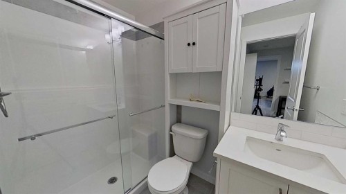 168 Magnolia Manor Se, Calgary, AB - Indoor Photo Showing Bathroom