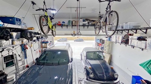 168 Magnolia Manor Se, Calgary, AB - Indoor Photo Showing Garage