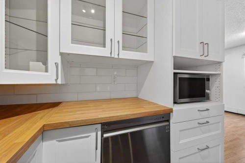 202A-5601 Dalton Drive Nw, Calgary, AB - Indoor Photo Showing Kitchen