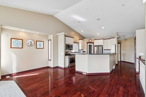 14 Strathearn Gardens Sw, Calgary, AB - Indoor Photo Showing Kitchen