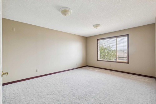 14 Strathearn Gardens Sw, Calgary, AB - Indoor Photo Showing Other Room