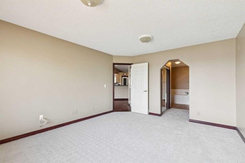 14 Strathearn Gardens Sw, Calgary, AB - Indoor Photo Showing Other Room