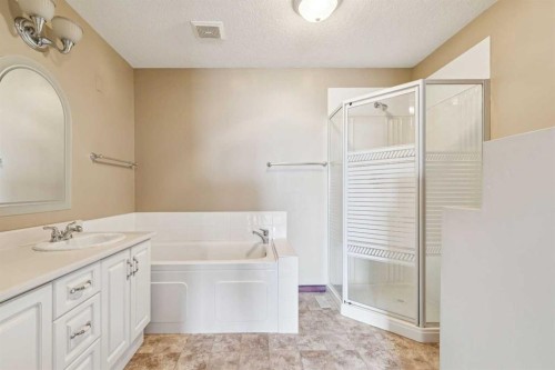 14 Strathearn Gardens Sw, Calgary, AB - Indoor Photo Showing Bathroom