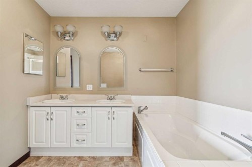 14 Strathearn Gardens Sw, Calgary, AB - Indoor Photo Showing Bathroom
