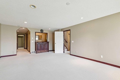 14 Strathearn Gardens Sw, Calgary, AB - Indoor Photo Showing Other Room