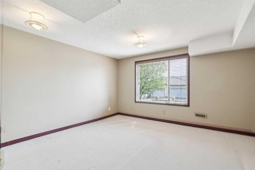 14 Strathearn Gardens Sw, Calgary, AB - Indoor Photo Showing Other Room