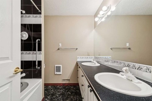 14 Strathearn Gardens Sw, Calgary, AB - Indoor Photo Showing Bathroom
