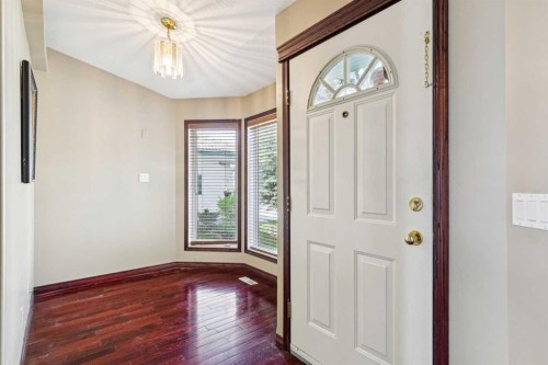 14 Strathearn Gardens Sw, Calgary, AB - Indoor Photo Showing Other Room