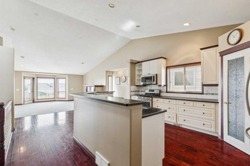 14 Strathearn Gardens Sw, Calgary, AB - Indoor Photo Showing Kitchen