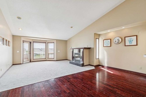 14 Strathearn Gardens Sw, Calgary, AB - Indoor Photo Showing Other Room