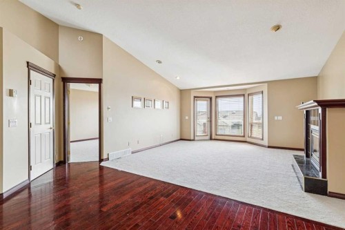 14 Strathearn Gardens Sw, Calgary, AB - Indoor Photo Showing Other Room