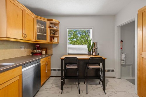 2615 17A Street Sw, Calgary, AB - Indoor Photo Showing Kitchen