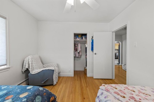 2615 17A Street Sw, Calgary, AB - Indoor Photo Showing Bedroom
