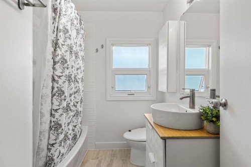 2615 17A Street Sw, Calgary, AB - Indoor Photo Showing Bathroom