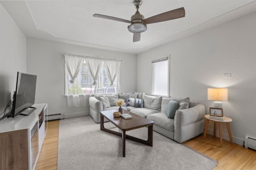 2615 17A Street Sw, Calgary, AB - Indoor Photo Showing Living Room