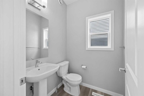 74 Lucas Place Nw, Calgary, AB - Indoor Photo Showing Bathroom