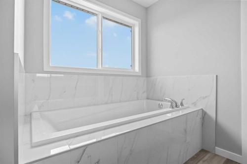 74 Lucas Place Nw, Calgary, AB - Indoor Photo Showing Bathroom