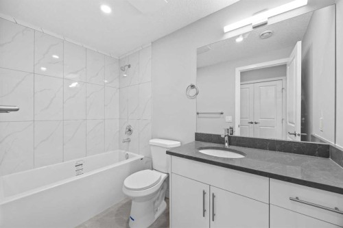74 Lucas Place Nw, Calgary, AB - Indoor Photo Showing Bathroom