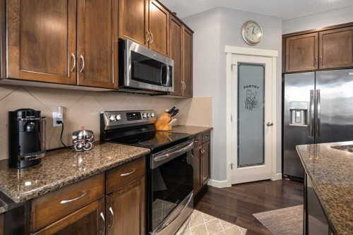124 Evergreen Circle Sw, Calgary, AB - Indoor Photo Showing Kitchen