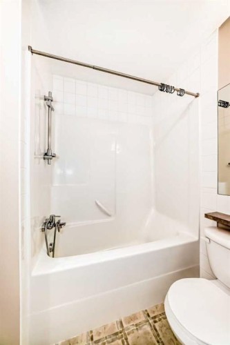 410-3111 34 Avenue Nw, Calgary, AB - Indoor Photo Showing Bathroom