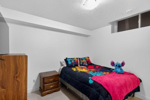 9 Westridge Way, Okotoks, AB - Indoor Photo Showing Bedroom