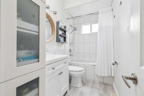 10651 Shillington Crescent Sw, Calgary, AB - Indoor Photo Showing Bathroom