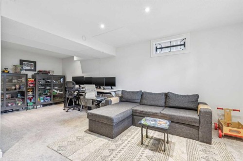 10651 Shillington Crescent Sw, Calgary, AB - Indoor Photo Showing Living Room