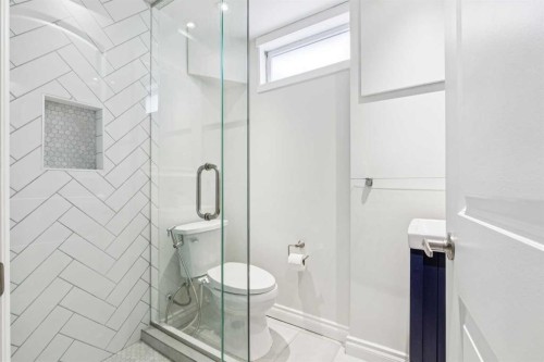 10651 Shillington Crescent Sw, Calgary, AB - Indoor Photo Showing Bathroom