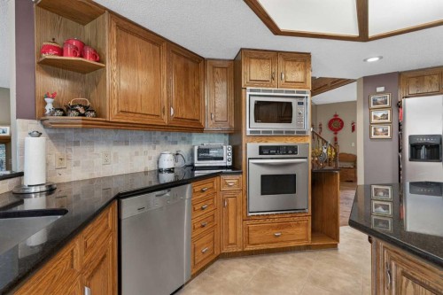 935 Shawnee Drive Sw, Calgary, AB - Indoor Photo Showing Kitchen