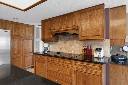 935 Shawnee Drive Sw, Calgary, AB - Indoor Photo Showing Kitchen