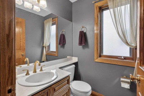 935 Shawnee Drive Sw, Calgary, AB - Indoor Photo Showing Bathroom