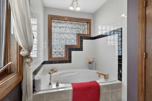 935 Shawnee Drive Sw, Calgary, AB - Indoor Photo Showing Bathroom