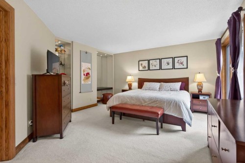 935 Shawnee Drive Sw, Calgary, AB - Indoor Photo Showing Bedroom