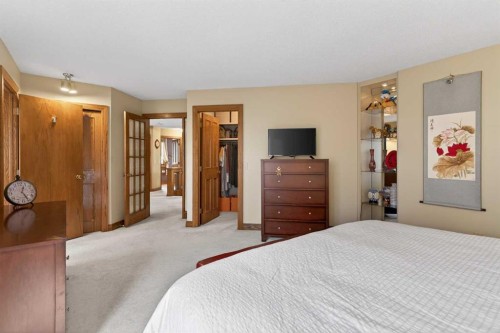 935 Shawnee Drive Sw, Calgary, AB - Indoor Photo Showing Bedroom