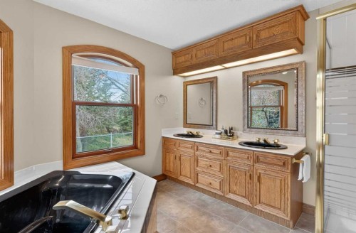 935 Shawnee Drive Sw, Calgary, AB - Indoor Photo Showing Bathroom