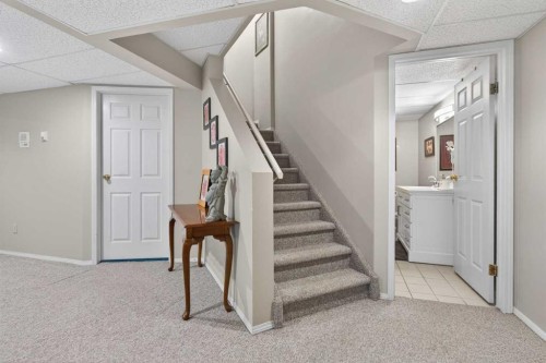 935 Shawnee Drive Sw, Calgary, AB - Indoor Photo Showing Other Room