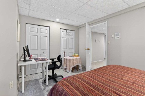 935 Shawnee Drive Sw, Calgary, AB - Indoor Photo Showing Bedroom
