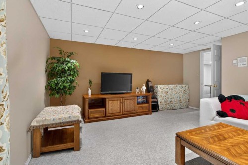 935 Shawnee Drive Sw, Calgary, AB - Indoor Photo Showing Other Room
