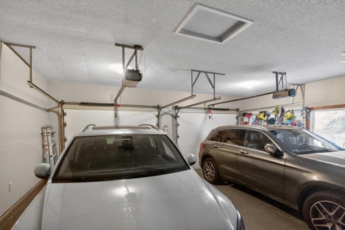 935 Shawnee Drive Sw, Calgary, AB - Indoor Photo Showing Garage