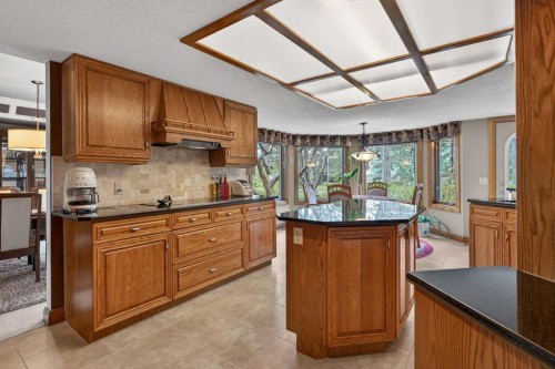 935 Shawnee Drive Sw, Calgary, AB - Indoor Photo Showing Kitchen
