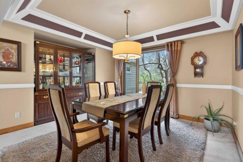935 Shawnee Drive Sw, Calgary, AB - Indoor Photo Showing Dining Room