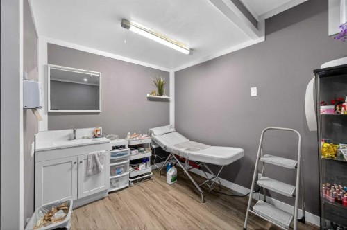 35 Erin Green Place Se, Calgary, AB - Indoor Photo Showing Bathroom