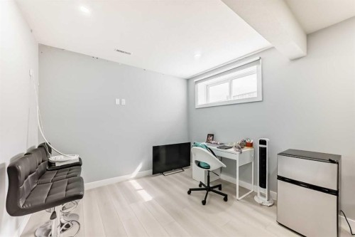 58 Bridleridge Green Sw, Calgary, AB - Indoor Photo Showing Other Room