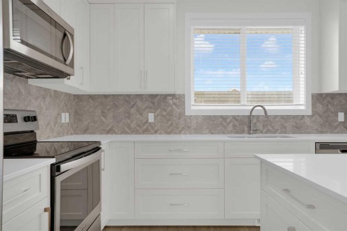 59 D'Arcy Boulevard, Okotoks, AB - Indoor Photo Showing Kitchen With Upgraded Kitchen