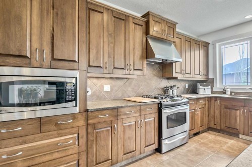 222 Chapala Point Se, Calgary, AB - Indoor Photo Showing Kitchen